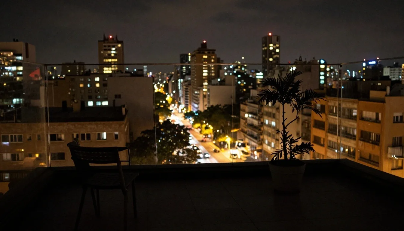 Redacción periodística de noche en Buenos Aires